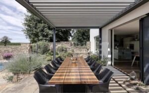 Schatteria GmbH: Warum das moderne Lamellendach die wertvollste Investition für Ihre Immobilie ist