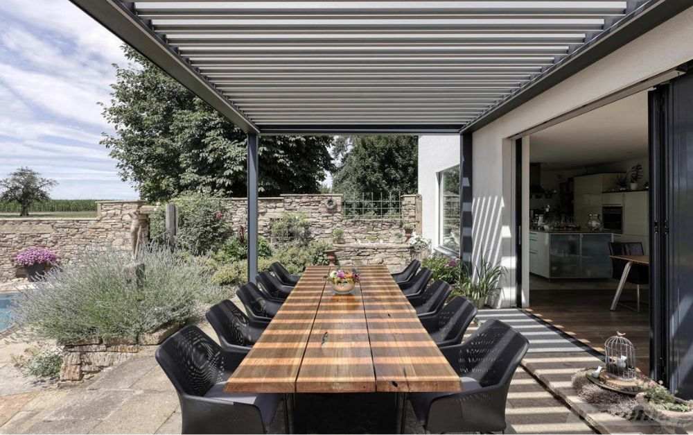 Schatteria GmbH: Warum das moderne Lamellendach die wertvollste Investition für Ihre Immobilie ist